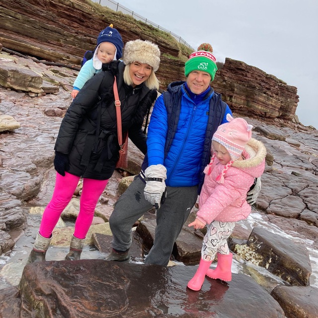 Cùng gia đình đi dạo bờ biển, bé gái 4 tuổi hét lên trước khi có khám phá vô cùng quan trọng khiến các nhà khoa học cũng sửng sốt - Ảnh 2.