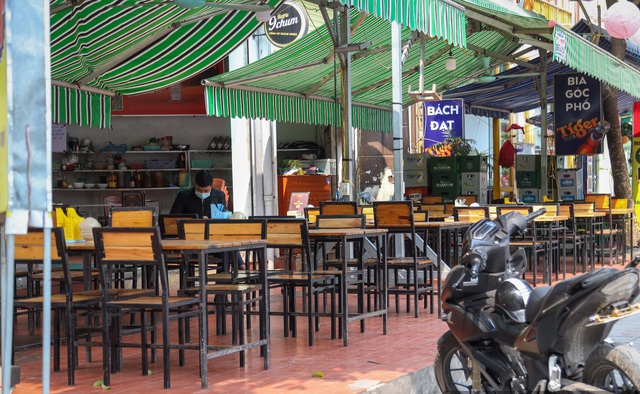 Nhà hàng, quán nhậu Hà Nội vắng không một bóng người, ngậm ngùi đồng loạt treo biển nghỉ Tết sớm - Ảnh 4.