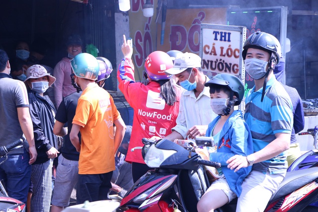 Người Sài Gòn đội nắng đi mua cá lóc nướng ngày vía Thần Tài - Ảnh 9.