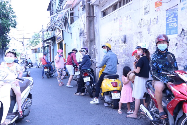 Người Sài Gòn đội nắng đi mua cá lóc nướng ngày vía Thần Tài - Ảnh 8.