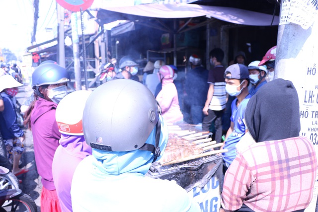 Người Sài Gòn đội nắng đi mua cá lóc nướng ngày vía Thần Tài - Ảnh 7.