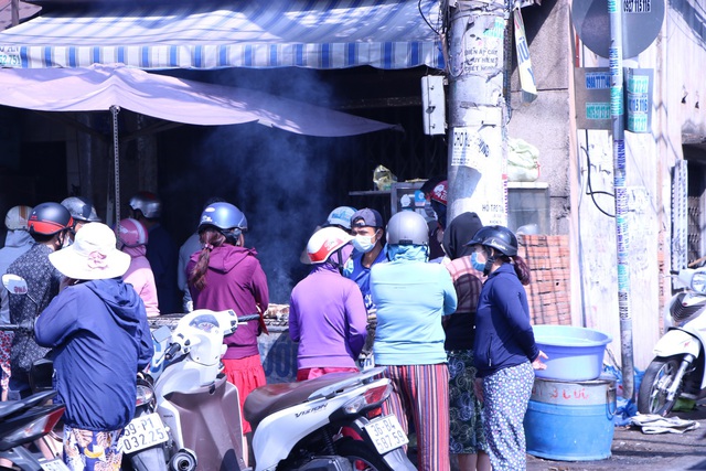 Người Sài Gòn đội nắng đi mua cá lóc nướng ngày vía Thần Tài - Ảnh 5.