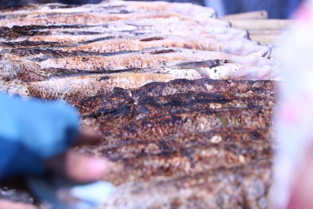 Người Sài Gòn đội nắng đi mua cá lóc nướng ngày vía Thần Tài - Ảnh 2.