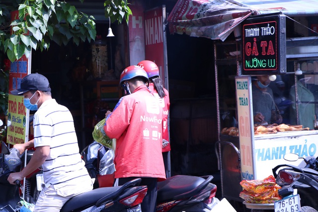 Người Sài Gòn đội nắng đi mua cá lóc nướng ngày vía Thần Tài - Ảnh 10.