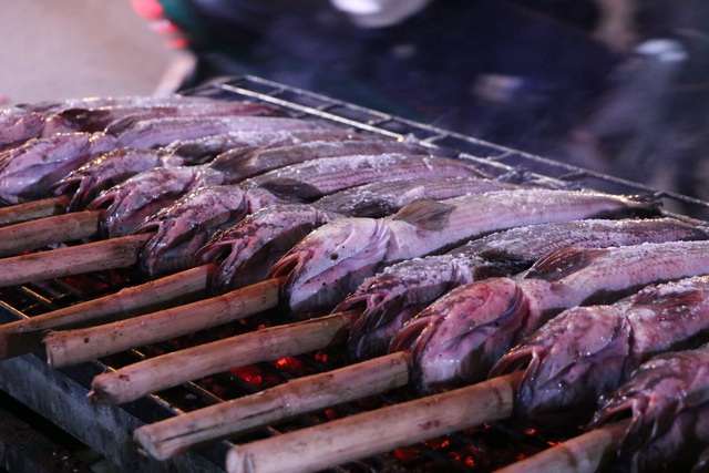 Người dân ‘phố cá lóc nướng’ trắng đêm nướng hàng nghìn con cá cho ngày vía Thần Tài - Ảnh 8.