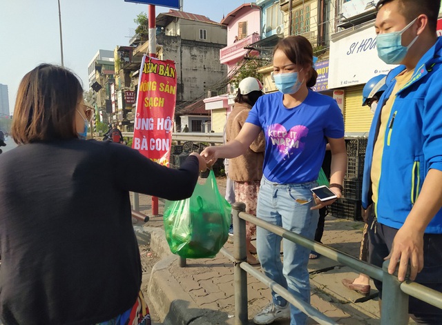 7 tấn cà chua của nông dân Hải Dương được người Thủ đô giải cứu trong vòng 30 phút - Ảnh 3.