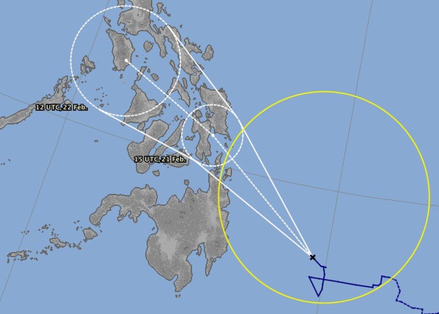 Bão Dujuan giảm cấp trước khi vào Biển Đông - Ảnh 1.