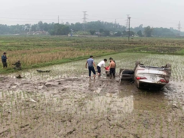 Ô tô cày nát thửa ruộng rồi lật ngửa, người đàn ông lấm lem nằm bẹp dưới bùn và nguyên nhân phía sau khiến ai nấy tò mò - Ảnh 4.