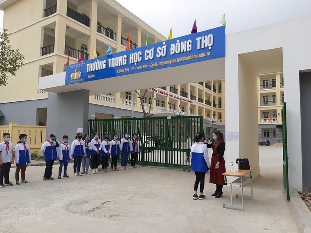 Học sinh xứ Thanh đồng loạt quay lại trường học - Ảnh 2.