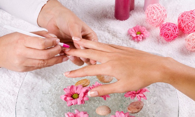 Khi làm nails chị em cẩn thận nguy cơ hít phải loại hóa chất cực độc này - Ảnh 1.