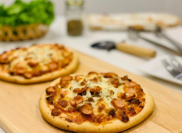 Công thức làm pizza dễ mà chuẩn của hoa hậu Ngọc Hân - Ảnh 2.