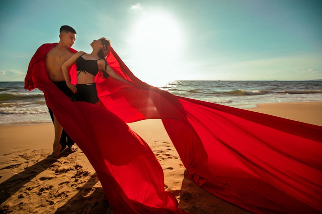 Khánh Thi và chồng kém 12 tuổi khiêu vũ trên bờ biển - Ảnh 2.