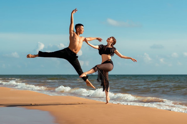 Khánh Thi và chồng kém 12 tuổi khiêu vũ trên bờ biển - Ảnh 4.