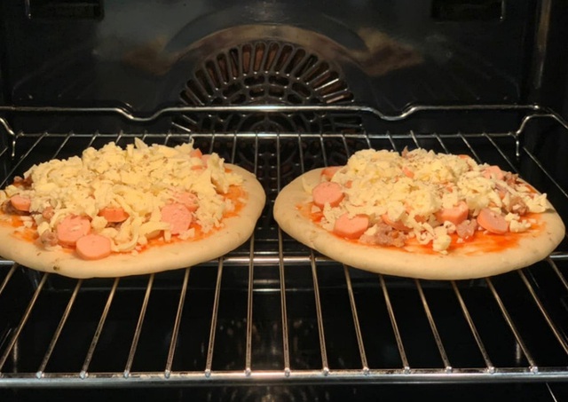 Công thức làm pizza dễ mà chuẩn của hoa hậu Ngọc Hân - Ảnh 8.