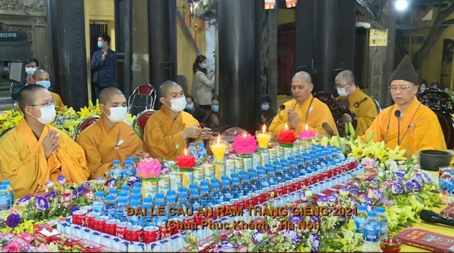 Hà Nội: Chùa Phúc Khánh làm lễ cầu an trực tuyến, nhiều người đứng bên ngoài vái vọng - Ảnh 15.