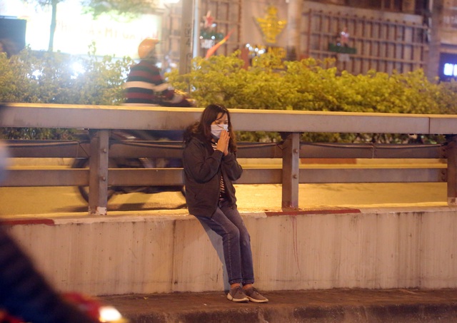 Hà Nội: Chùa Phúc Khánh làm lễ cầu an trực tuyến, nhiều người đứng bên ngoài vái vọng - Ảnh 8.