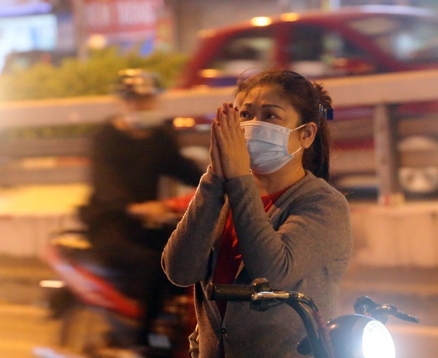 Hà Nội: Chùa Phúc Khánh làm lễ cầu an trực tuyến, nhiều người đứng bên ngoài vái vọng - Ảnh 14.