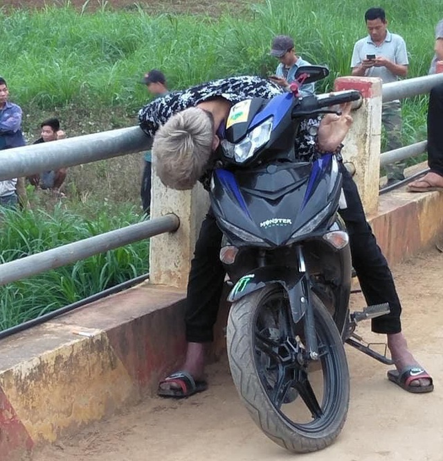Hòa Bình: Thanh niên gục chết bất thường trên xe máy - Ảnh 1.