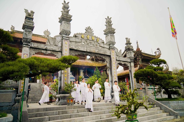 Quần thể tâm linh Fansipan mở cổng trời đón Phật tử và du khách đến cầu an - Ảnh 2.