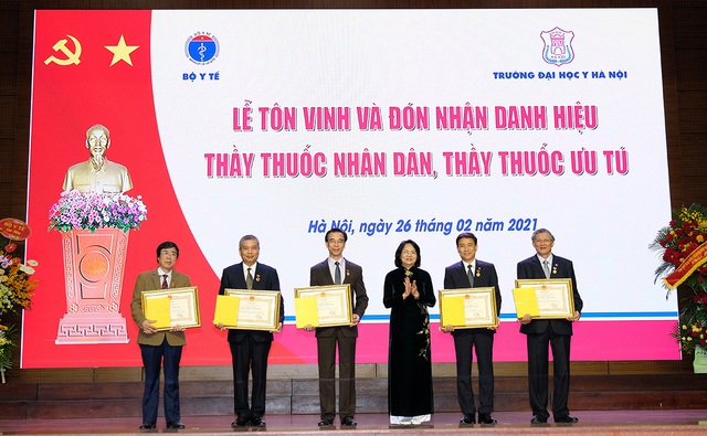 5 chuyên gia y khoa hàng đầu thuộc Đại học Y Hà Nội nhận danh hiệu Thầy thuốc Nhân dân - Ảnh 1.