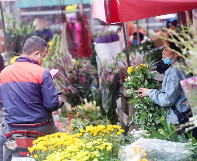 Hà Nội: Sau thời gian dài ế ẩm, hoa tươi bất ngờ hút khách Rằm tháng Giêng - Ảnh 8.