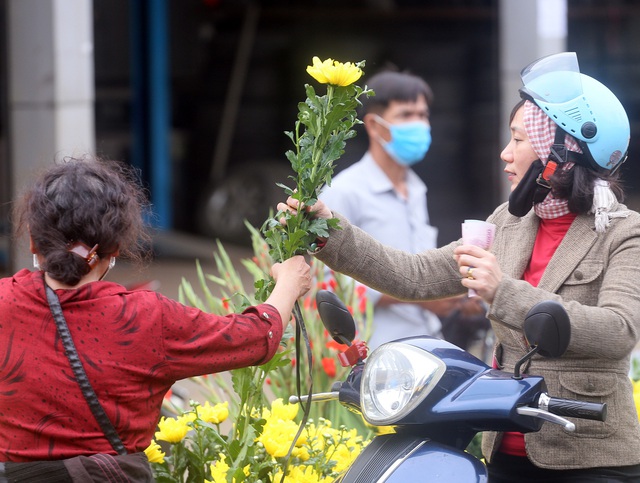 Hà Nội: Sau thời gian dài ế ẩm, hoa tươi bất ngờ hút khách Rằm tháng Giêng - Ảnh 10.