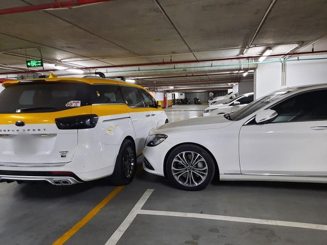Đỗ xe ngang tr&aacute;i, chủ Mercedes tiền tỷ t&aacute;i mặt khi đối diện với m&agrave;n trừng phạt đặc biệt - Ảnh 2.