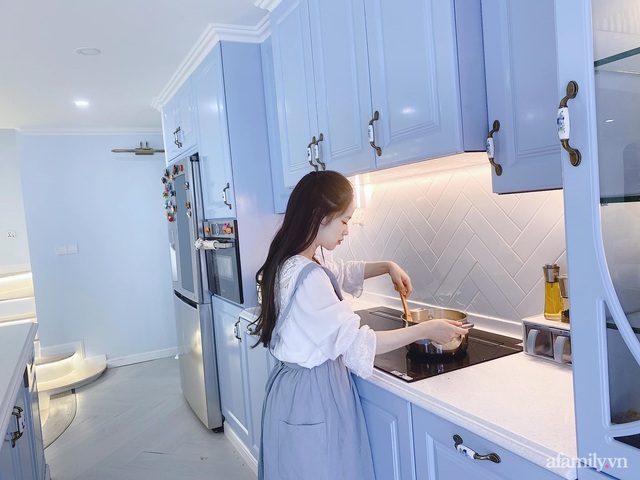 Căn bếp màu xanh yên bình, sang trọng với đủ thiết bị hiện đại của mẹ trẻ xinh đẹp Sài Thành - Ảnh 4.