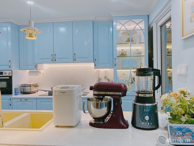 Căn bếp màu xanh yên bình, sang trọng với đủ thiết bị hiện đại của mẹ trẻ xinh đẹp Sài Thành - Ảnh 5.