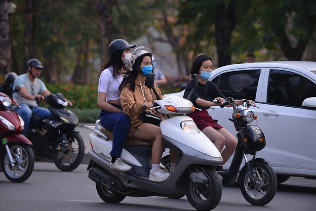 Người Hà Nội thoải mái mặc đồ hè ngay trước đợt không khí lạnh tràn về - Ảnh 4.