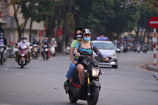 Người Hà Nội thoải mái mặc đồ hè ngay trước đợt không khí lạnh tràn về - Ảnh 9.