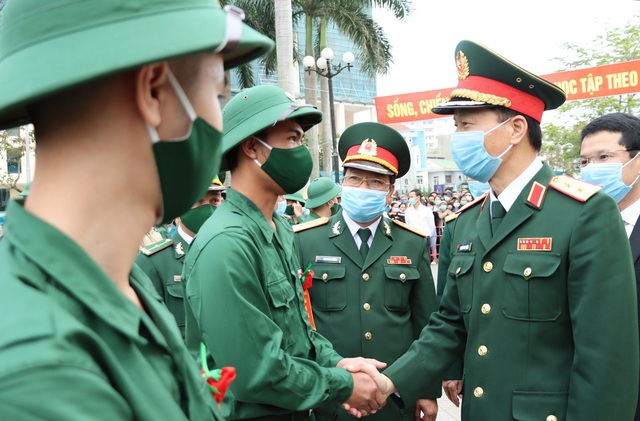 Những hình ảnh xúc động tại lễ tiễn chân tân binh lên đường nhập ngũ ở Thừa Thiên – Huế - Ảnh 1.