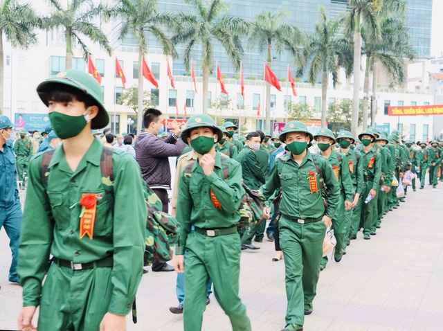 Những hình ảnh xúc động tại lễ tiễn chân tân binh lên đường nhập ngũ ở Thừa Thiên – Huế - Ảnh 2.