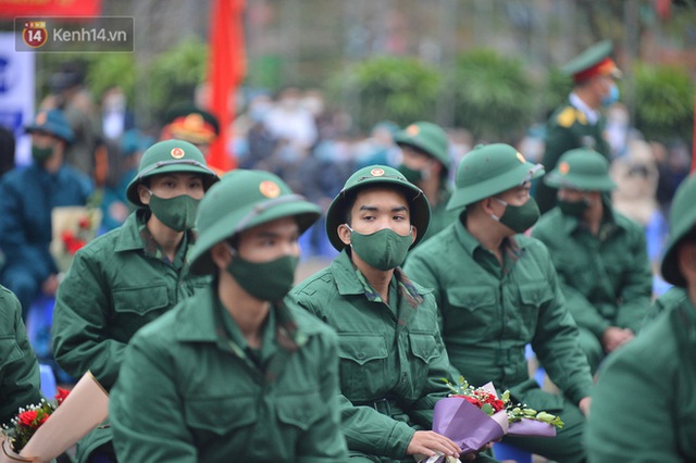 Ảnh: Nữ sinh Sư phạm khóc nức nở, từ TP.HCM ra Hà Nội tiễn người yêu lên đường nhập ngũ - Ảnh 7.