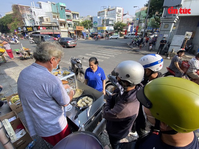 Vì dịch COVID-19, ông Tây bán chuối chiên mưu sinh ở vỉa hè TPHCM - Ảnh 3.