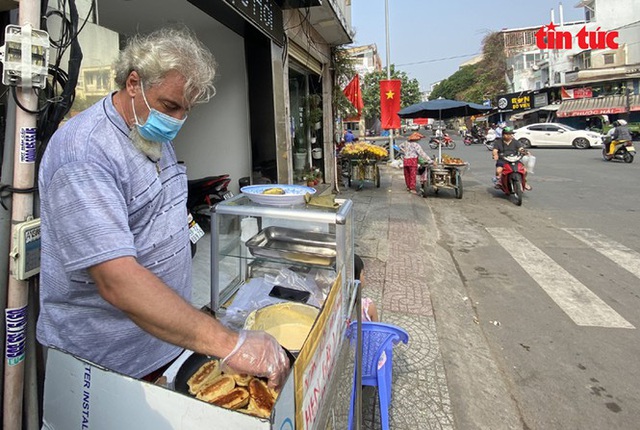 Vì dịch COVID-19, ông Tây bán chuối chiên mưu sinh ở vỉa hè TPHCM - Ảnh 6.