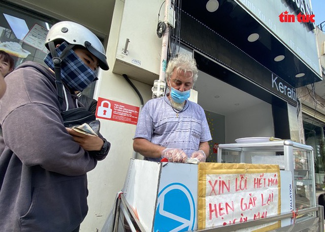 Vì dịch COVID-19, ông Tây bán chuối chiên mưu sinh ở vỉa hè TPHCM - Ảnh 9.