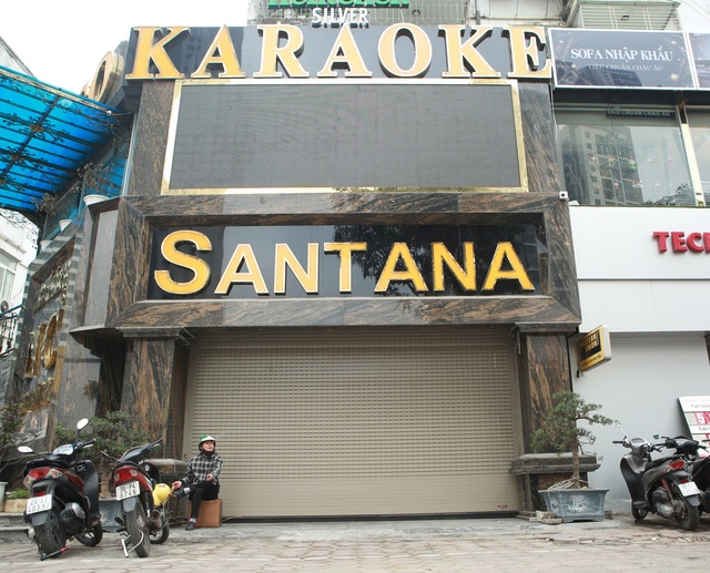 Quán bar, karaoke cửa đóng then cài sau lệnh của TP Hà Nội để phòng dịch COVID-19 - Ảnh 3.