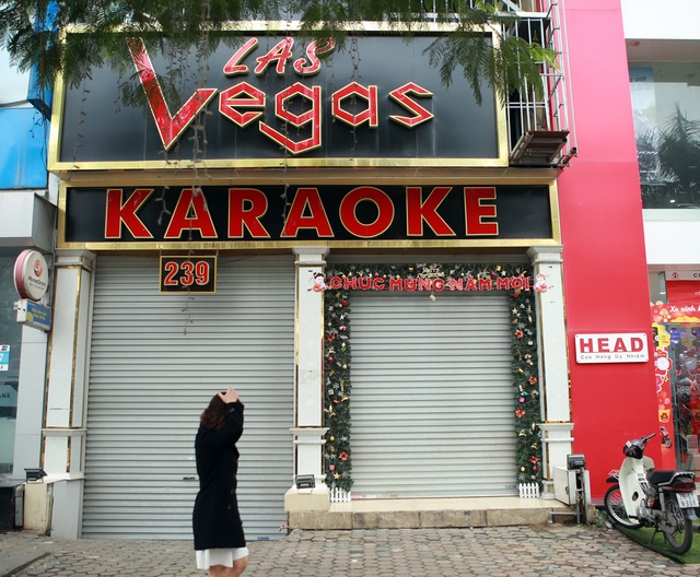 Quán bar, karaoke cửa đóng then cài sau lệnh của TP Hà Nội để phòng dịch COVID-19 - Ảnh 9.