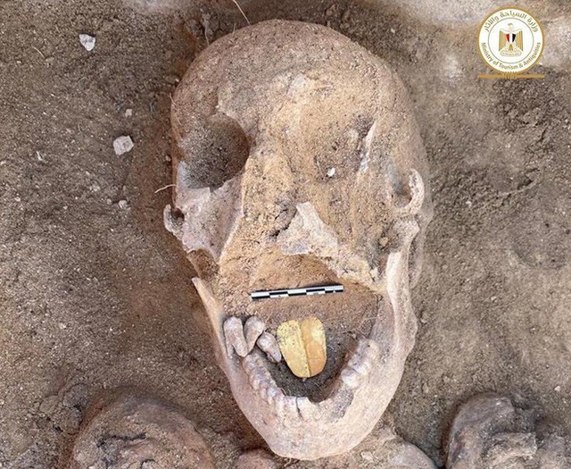 Mở quan tài gần 2.000 năm tuổi, bên trong có xác ướp với lưỡi vàng - Ảnh 2.