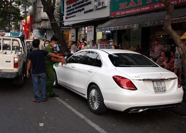 Người đàn ông múa may trong ôtô Mercedes ở TP.HCM - Ảnh 1.