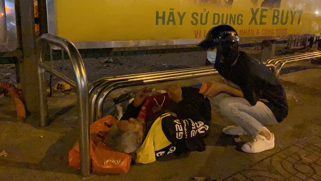 Tiểu Vy, Lương Thùy Linh thức xuyên đêm trao quà cho người vô gia cư - Ảnh 3.