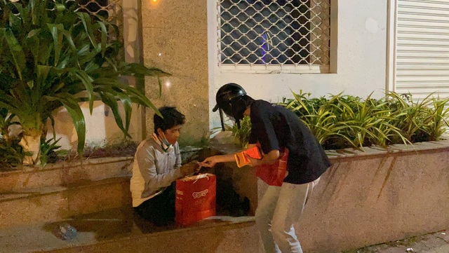 Tiểu Vy, Lương Thùy Linh thức xuyên đêm trao quà cho người vô gia cư - Ảnh 5.