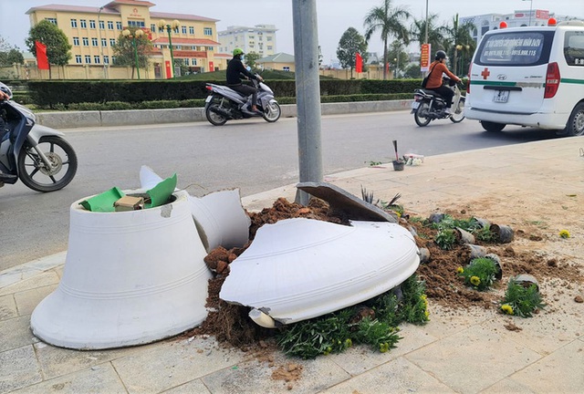  Phóng xe máy như bay tông vào chậu hoa, người đàn ông tử vong tại chỗ  - Ảnh 2.