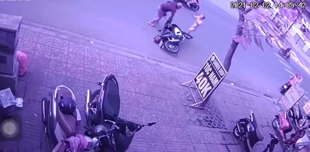 Lao ra đường chặn đầu kẻ trộm xe máy trước quán trà sữa, cô gái suýt bị phản đòn - Ảnh 1.