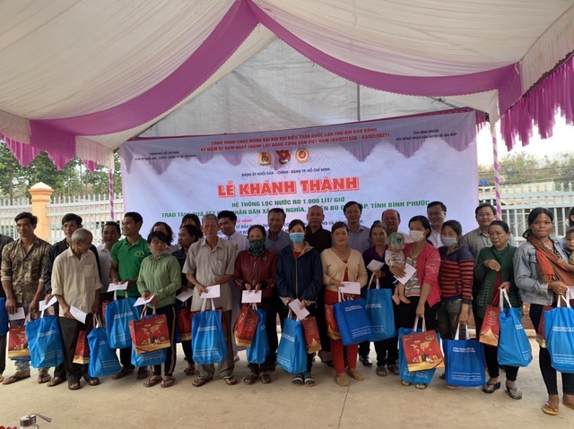 King Coffee trao tặng hơn 200 phần quà Tết tại Bình Phước - Ảnh 1.