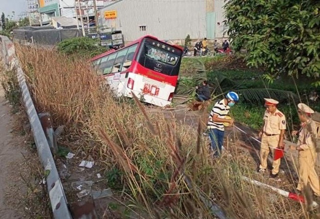 Ôtô khách lao xuống kênh ở Tiền Giang - Ảnh 1.