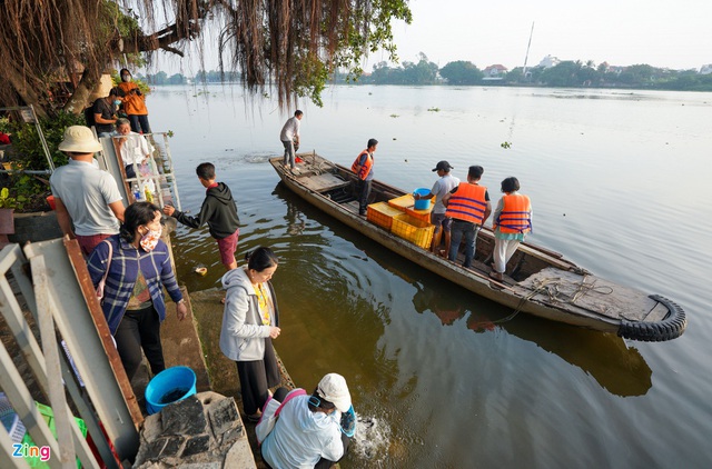 Phóng sinh hơn 1 tấn cá trê xuống sông Sài Gòn - Ảnh 1.