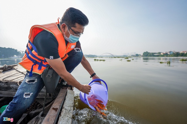 Phóng sinh hơn 1 tấn cá trê xuống sông Sài Gòn - Ảnh 8.