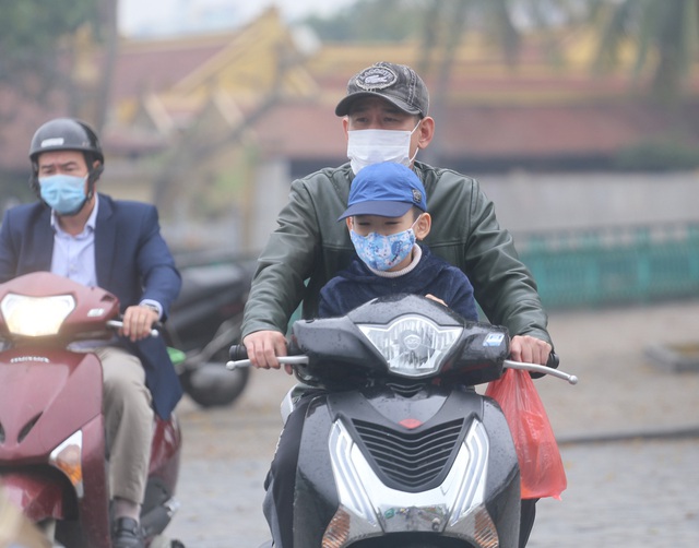 Hà Nội: Vừa bước xuống bến thả cá chép tiễn Táo quân, người dân lập tức bị... xin túi nilon - Ảnh 4.